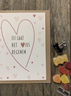 Love wenskaart Jij laat het hartjes regenen