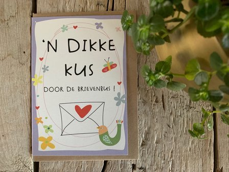 Wenskaart Spring Een dikke kus    door de brievenbus